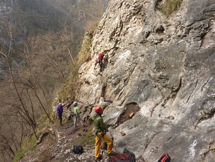 La Prua di Valgua - La base della falesia e arrampicata sui tiri facili e attrezzati corti.