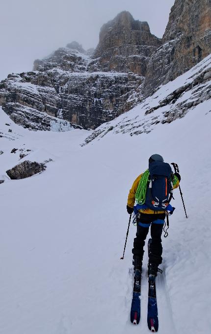 Cima Falkner, Dolomiti di Brenta, Federico Asciolla, Enrico Lovato - L'apertura di 'Il Cigno Nero' alla Cima Falkner nelle Dolomiti di Brenta: sullo sfondo la parete Nord-est di Cima Falkner.