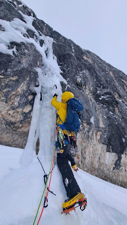 Cima Falkner, Dolomiti di Brenta, Federico Asciolla, Enrico Lovato - L'apertura di 'Il Cigno Nero' alla Cima Falkner nelle Dolomiti di Brenta: Enrico 'Cobra' Lovato in apertura sul 2° tiro