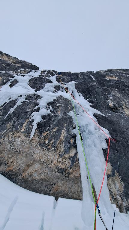 Cima Falkner, Dolomiti di Brenta, Federico Asciolla, Enrico Lovato - L'apertura di 'Il Cigno Nero' alla Cima Falkner nelle Dolomiti di Brenta: il secondo tiro su ghiaccio delicato.