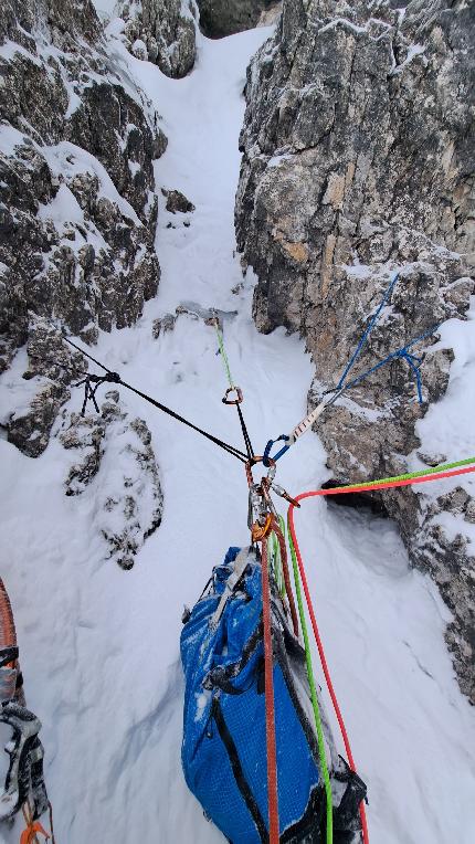 Cima Falkner, Dolomiti di Brenta, Federico Asciolla, Enrico Lovato - L'apertura di 'Il Cigno Nero' alla Cima Falkner nelle Dolomiti di Brenta: la sosta del 3° tiro.