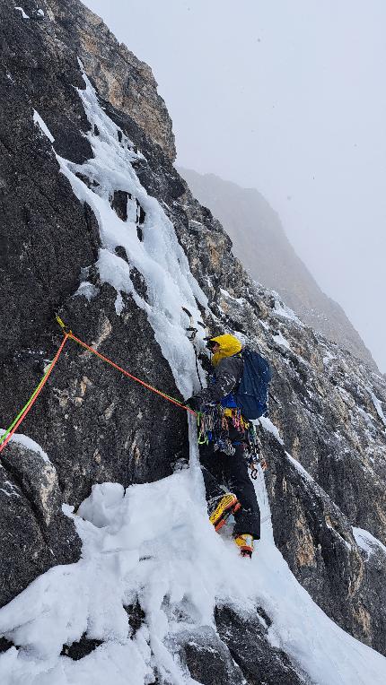 Cima Falkner, Dolomiti di Brenta, Federico Asciolla, Enrico Lovato - L'apertura di 'Il Cigno Nero' alla Cima Falkner nelle Dolomiti di Brenta: Enrico 'Cobra' Lovato in apertura sul 4° tiro