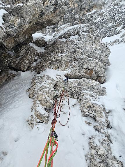 Cima Falkner, Dolomiti di Brenta, Federico Asciolla, Enrico Lovato - L'apertura di 'Il Cigno Nero' alla Cima Falkner nelle Dolomiti di Brenta: la sosta del 4° tiro.