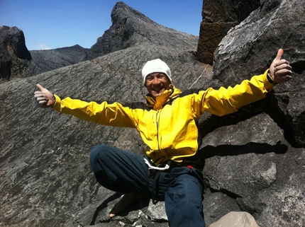 Borneo - Yuji Hirayama dopo aver liberato la via di più tiri Pogulian Do Koduduo (9a, 100m), Mount Kinabalu, Borneo