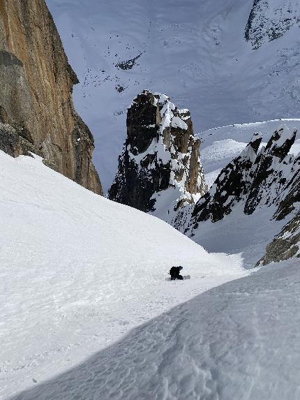 Capucin du Requin, Monte Bianco, Laurent Bibollet, Sam Favret, Julien Herry - La prima discesa di 'Un couloir sans fin' sul Capucin du Requin nel massiccio del Monte Bianco (Laurent Bibollet, Sam Favret, Julien Herry 14/01/2024)