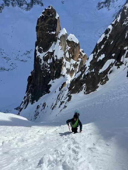 Capucin du Requin, Monte Bianco, Laurent Bibollet, Sam Favret, Julien Herry - La prima discesa di 'Un couloir sans fin' sul Capucin du Requin nel massiccio del Monte Bianco (Laurent Bibollet, Sam Favret, Julien Herry 14/01/2024)