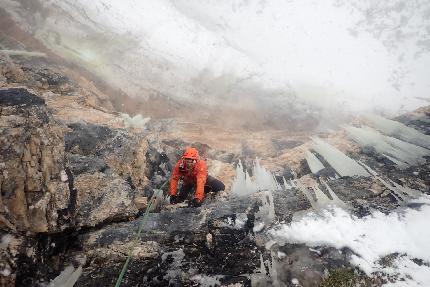 Val Travenanzes, Dolomiti, Santiago Padròs, Raffaele Mercuriali, Rolando Varesco - Emozioni Alpine in Val Travenanzes, Dolomiti: Raffaele Mercuriali sul 4° tiro. Da notare l'esposizione