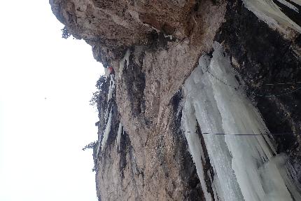 Val Travenanzes, Dolomiti, Santiago Padròs, Raffaele Mercuriali, Rolando Varesco - Emozioni Alpine in Val Travenanzes, Dolomiti: Raffaele Mercuriali sull'infinito 3° tiro