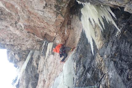 Val Travenanzes, Dolomiti, Santiago Padròs, Raffaele Mercuriali, Rolando Varesco - Emozioni Alpine in Val Travenanzes, Dolomiti: Raffaele Mercuriali spinge forte nel tiro 3