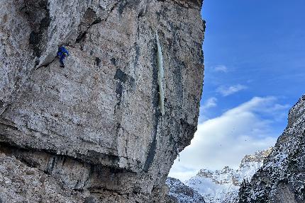 Val Travenanzes, Dolomiti, Santiago Padròs, Raffaele Mercuriali, Rolando Varesco - Emozioni Alpine in Val Travenanzes, Dolomiti: Rolando Varesco da il suo meglio nel tiro 1