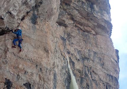 Val Travenanzes, Dolomiti, Santiago Padròs, Raffaele Mercuriali, Rolando Varesco - Emozioni Alpine in Val Travenanzes, Dolomiti: Rolando Varesco sulla sezione chiave dal tiro 1