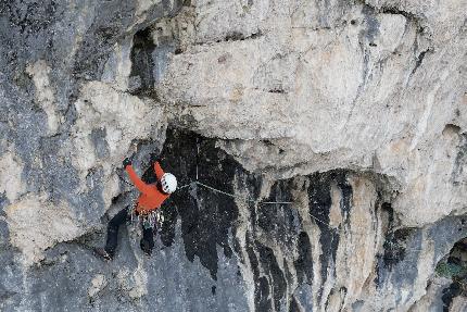 Val Travenanzes, Dolomiti, Santiago Padròs, Raffaele Mercuriali, Rolando Varesco - Emozioni Alpine in Val Travenanzes, Dolomiti: Santi Padros in piena azione sul tiro 2