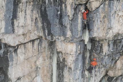 Val Travenanzes, Dolomiti, Santiago Padròs, Raffaele Mercuriali, Rolando Varesco - Emozioni Alpine in Val Travenanzes, Dolomiti: Santi Padros all'inizio del tiro 4