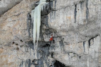 Val Travenanzes, Dolomiti, Santiago Padròs, Raffaele Mercuriali, Rolando Varesco - Emozioni Alpine in Val Travenanzes, Dolomiti: Santi Padros nello strapiombo del tiro 2