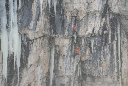 Val Travenanzes, Dolomiti, Santiago Padròs, Raffaele Mercuriali, Rolando Varesco - Emozioni Alpine in Val Travenanzes, Dolomiti: Santi Padros in partenza sul tiro 4