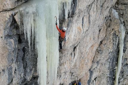 Val Travenanzes, Dolomiti, Santiago Padròs, Raffaele Mercuriali, Rolando Varesco - Emozioni Alpine in Val Travenanzes, Dolomiti: Santi Padros sulla candela del tiro 2