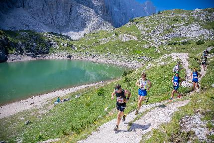 Transcivetta Karpos - Domenica 21 luglio 2024 si terrà la 42° edizione della Transcivetta Karpos, la mitica corsa in montagna attraverso il Monte Civetta. Qui il passaggio al Lago Coldai