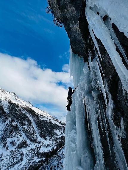 Valle Argentera, Marco Cocito, Giovanni Stupino - 'Frali Ice' in Valle Argentera (Marco Cocito, Giovanni Stupino 20/12/2023): L3 WI5+