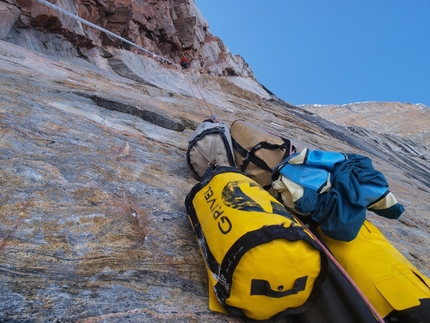 Superbalance, Baffin Island - 21 ore di tirare su il materiale al Campo III