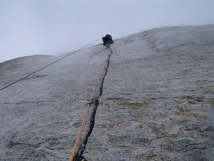 Superbalance, Baffin Island - Marek Raganowicz e Marcin Tomaszewski durante l'apertura di Superbalance (VII, A4, M7+) sulla Polar Sun Spire, Baffin Island.