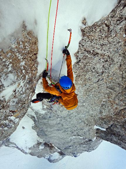 Monte Fop, Dolomiti, Emanuele Andreozzi, Stefano Giongo - L'apertura di 'Per un Angelo' sulla parete nord del Monte Fop in Val Ombretta, Marmolada, Dolomiti (Emanuele Andreozzi, Stefano Giongo 04/01/2024)