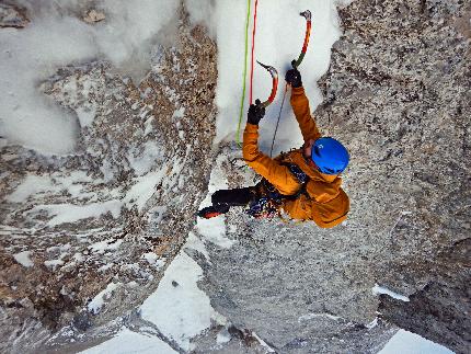 Monte Fop, Dolomiti, Emanuele Andreozzi, Stefano Giongo - L'apertura di 'Per un Angelo' sulla parete nord del Monte Fop in Val Ombretta, Marmolada, Dolomiti (Emanuele Andreozzi, Stefano Giongo 04/01/2024)