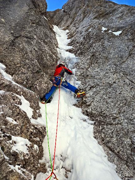 Monte Fop, Dolomiti, Emanuele Andreozzi, Stefano Giongo - L'apertura di 'Per un Angelo' sulla parete nord del Monte Fop in Val Ombretta, Marmolada, Dolomiti (Emanuele Andreozzi, Stefano Giongo 04/01/2024)