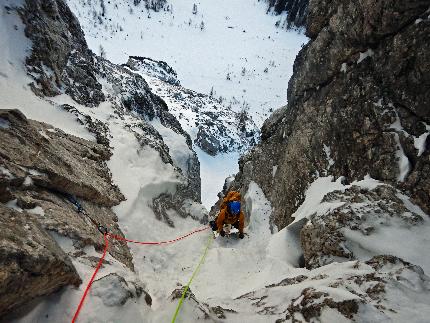 Monte Fop, Dolomiti, Emanuele Andreozzi, Stefano Giongo - L'apertura di 'Per un Angelo' sulla parete nord del Monte Fop in Val Ombretta, Marmolada, Dolomiti (Emanuele Andreozzi, Stefano Giongo 04/01/2024)