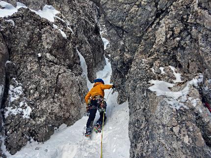 Monte Fop, Dolomiti, Emanuele Andreozzi, Stefano Giongo - L'apertura di 'Per un Angelo' sulla parete nord del Monte Fop in Val Ombretta, Marmolada, Dolomiti (Emanuele Andreozzi, Stefano Giongo 04/01/2024)