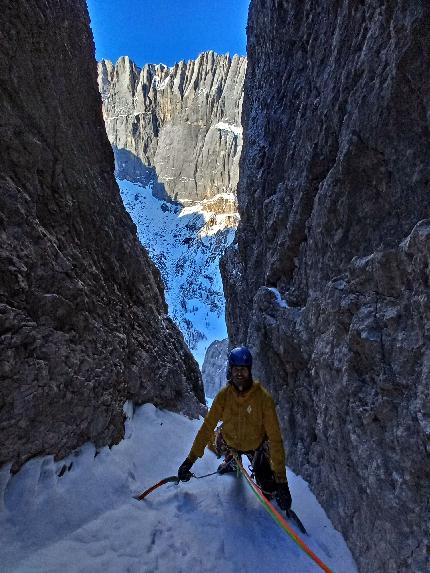 Monte Fop, Dolomiti, Emanuele Andreozzi, Stefano Giongo - L'apertura di 'Per un Angelo' sulla parete nord del Monte Fop in Val Ombretta, Marmolada, Dolomiti (Emanuele Andreozzi, Stefano Giongo 04/01/2024)