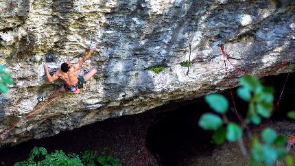 Adam Ondra sale flash Peščena ura (9a) a Sopota in Slovenia