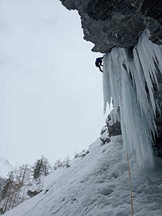 Settore Ambarass a serne, Valle Argentera, Carlo Filippi, Giovanni Ravizza, Michele Tixi - Settore Ambarass a serne, Valle Argentera (Carlo Filippi, Giovanni Ravizza, Michele Tixi 01/2024)