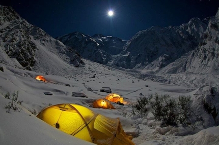 Nanga Parbat d'inverno, Moro e Urubko - Campo Base, dove Matteo Zanga ha trascorso 45 giorni per fotografare Simone Moro e Denis Urubko nel loro tentativo di prima invernale al Nanga Parbat.