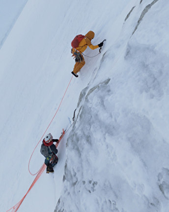 Léo Billon, Benjamin Védrines - Drus-Droites-Jorasses Trilogy: Léo Billon and Benjamin Védrines climbing Les Droites, day 2