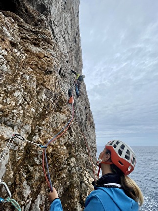 Pranu Sartu, Buggerru, Sardegna, Arianna Fiorino, Anna Marabelli, Andrea Porru, Francesco Pittau - 'Sole all'improvviso' a Pranu Sartu (Buggerru) in Sardegna: il primo tiro, completamente in traverso a picco sul mare, su una sequenza di buchi incredibili e roccia fotonica.