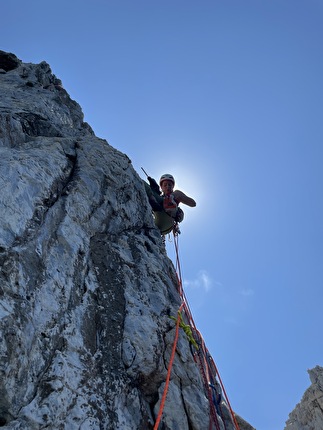 Pranu Sartu, Buggerru, Sardegna, Arianna Fiorino, Anna Marabelli, Andrea Porru, Francesco Pittau - 'Sole all'improvviso' a Pranu Sartu (Buggerru) in Sardegna: il sole che lambisce in prima estate il secondo tiro della parete nord-ovest, che ha condizionato la seconda tappa di apertura.