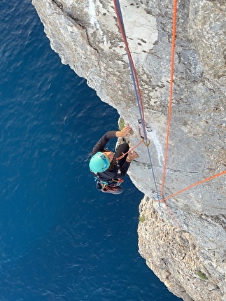 Pranu Sartu, Buggerru, Sardegna, Arianna Fiorino, Anna Marabelli, Andrea Porru, Francesco Pittau - 'Sole all'improvviso' a Pranu Sartu (Buggerru) in Sardegna: momenti finali dedicati all’apertura della via, ormai sotto i raggi del sole.