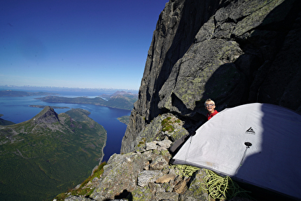 Leo Houlding, Two Point Four - Leo Houlding, la moglie Jess e i loro due figli Freya (9 anni) e Jackson (5 anni) scalano la Stetind in Norvegia