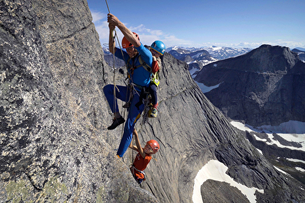 Leo Houlding, Two Point Four - Leo Houlding, la moglie Jess e i loro due figli Freya (9 anni) e Jackson (5 anni) scalano la Stetind in Norvegia
