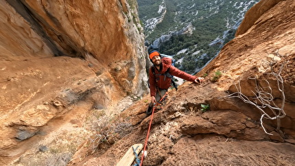 Monte Uddé, Sardegna, Michele Amadio, Andrea Migliano, Federica Mingolla - Matteo Pavana durante l'apertura di 'Amore che Vieni, Amore che Vai' al Torrione del Lanaitto del Monte Uddé in Sardegna (Michele Amadio, Andrea Migliano, Federica Mingolla 01/2024)