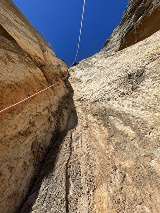 Monte Uddé, Sardegna, Michele Amadio, Andrea Migliano, Federica Mingolla - L'apertura di 'Amore che Vieni, Amore che Vai' al Torrione del Lanaitto del Monte Uddé in Sardegna (Michele Amadio, Andrea Migliano, Federica Mingolla 01/2024)