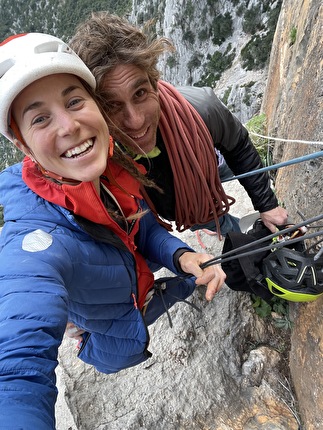 Monte Uddé, Sardegna, Michele Amadio, Andrea Migliano, Federica Mingolla - Federica Mingolla e Michele Amadio durante l'apertura di 'Amore che Vieni, Amore che Vai' al Torrione del Lanaitto del Monte Uddé in Sardegna, gennaio 2024