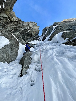 Mont Noir de Peutérey, Mont Blanc, Niccolò Bruni, Giovanni Ravizza, Michele Tixi - The first ascent of 'Goulotte Toxic Mushroom' on Mont Noir de Peutérey (Niccolò Bruni, Giovanni Ravizza, Michele Tixi 30/01 & 06/02/2024)