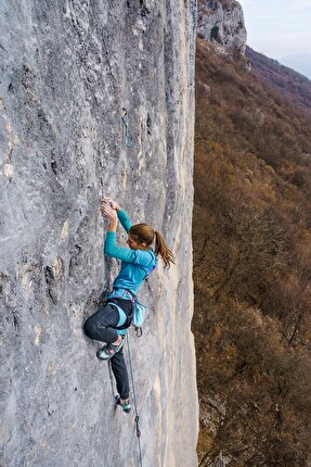 Iris Bielli - Iris Bielli sale il suo primo 8c, 'Endangered' alla Pala del Frate ai Corni di Canzo.