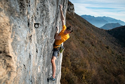 Corni di Canzo - Stefano Carnati su 'Endangered' (8c) alla Pala del Frate ai Corni di Canzo.