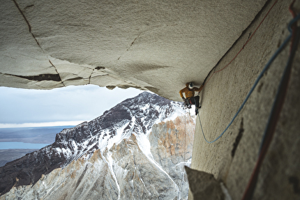 Riders on the Storm, Torri del Paine, Patagonia, Nico Favresse, Siebe Vanhee, Sean Villanueva O’Driscoll, Drew Smith - Siebe Vanhee affronta il famoso tetto 'Rosendach' su 'Riders on the Storm', Torri del Paine, Patagonia: 