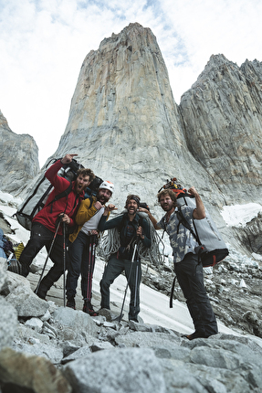 Riders on the Storm, Torri del Paine, Patagonia, Nico Favresse, Siebe Vanhee, Sean Villanueva O’Driscoll, Drew Smith - Riders on the Storm, Torri del Paine, Patagonia: Siebe Vanhee, Sean Villanueva O’Driscoll, Nico Favresse & Drew Smith dopo la prima libera, febbraio 2024