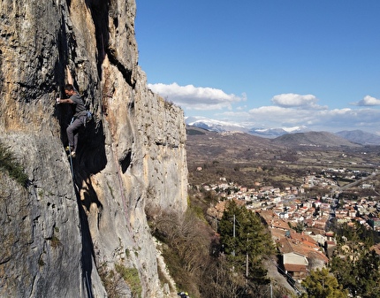 Arrampicata Abruzzo - Luca Marziale su 'La Spagnola', falesia di Tagliacozzo in Abruzzo