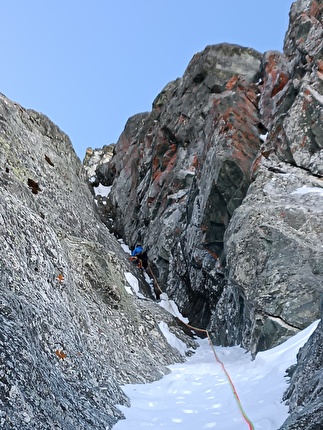 Visolotto, Alpi Cozie, Giovanni Ravizza, Michele Tixi - Apertura del secondo tiro della via 'La prosopopea del ghiacciatore' al Visolotto (Giovanni Ravizza, Michele Tixi 02/2024)