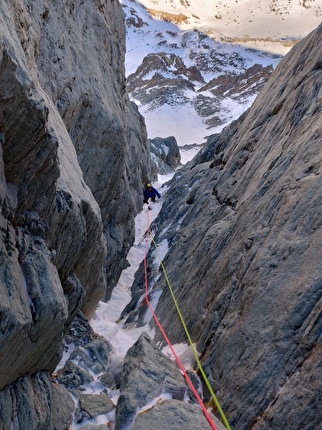 Visolotto, Alpi Cozie, Giovanni Ravizza, Michele Tixi - Apertura del secondo tiro della via 'La prosopopea del ghiacciatore' al Visolotto (Giovanni Ravizza, Michele Tixi 02/2024)